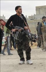 عناصر من «الجيش السوري الحر» في منطقة البيضاء في محافظة حمص أول أمس (رويترز) 