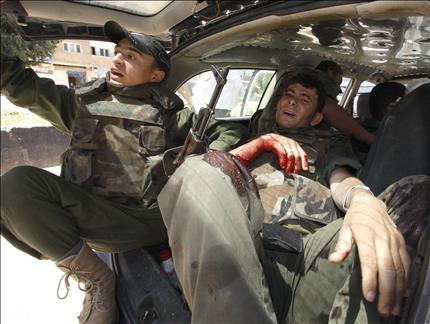 جندي سوري أصيب بانفجار عبوة استهدفت موكباً للمراقبين الدوليين على مدخل درعا خلال نقله إلى المستشفى أمس (أ ب) 