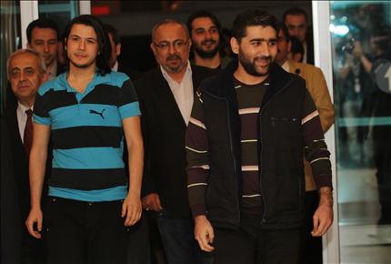 الصحافيان التركيان المُفرَج عنهما لدى وصولهما إلى مطار اسطنبول امس (ا ف ب) 