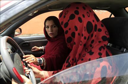 ناديري تعلم إحدى الفتيات الأفغانيات قيادة السيارة في كابول (رويترز) 