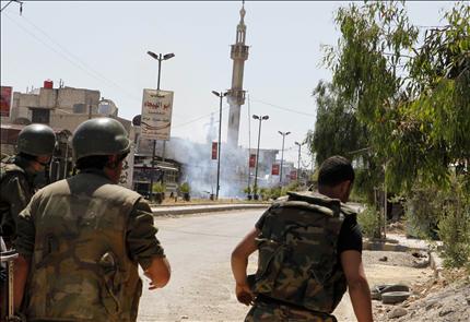 جنود سوريون قرب موقع انفجار العبوة في دوما أمس (رويترز) 