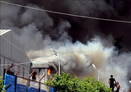 الدخان يتصاعد من مخيم للاجئين السوريين في هاتاي أمس (أ ب أ) 