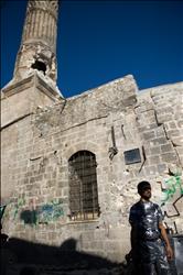  مقاتل سوري معارض أمام مبنى طاله القصف في باب النصر في مدينة حلب القديمة أمس (أ ف ب) 