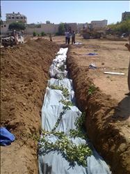 عدد من ضحايا المجزرة يدفنون في مقبرة جماعية في داريا، في 26 آب الحالي. 