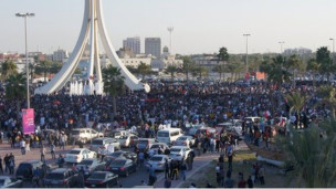 دعا المتظاهرون إلى العودة إلى دوَّار اللؤلؤة: رمز المعارضة في البحرين.