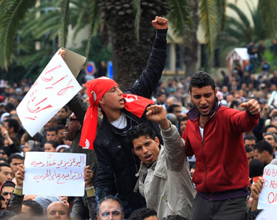 المظاهرات تواصلت بالشوارع ضد رموز النظام السابق 