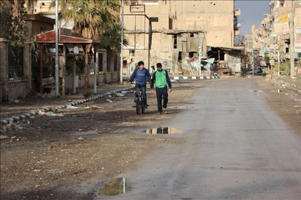  طفلان يمشيان في أحد شوارع دير الزور المدمّرة («السفير») 