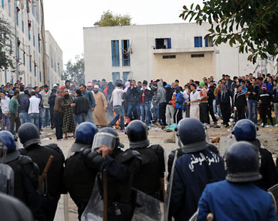 مشهد من الاحتجاجات الشعبية في الجزائر