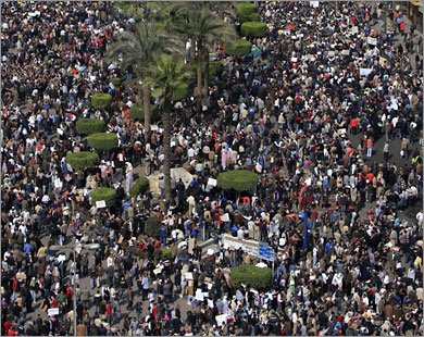 من الاحتجاجات الشعبية في ميدان التحرير وسط القاهرة
