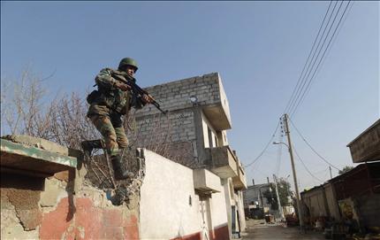 جندي سوري خلال عملية عسكرية في داريا في ريف دمشق أمس (أ ب أ) 