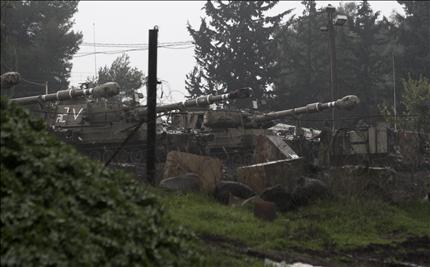 دبابات إسرائيلية في قاعدة عسكرية في وسط الجولان المحتل أمس (ا ب ا) 