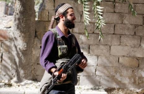 مقاتل من المعارضة في بستان الباشا في حلب (زين كرم - رويترز) 