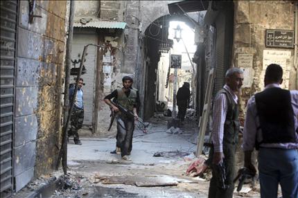 مسلحون في خان الحرير في حلب أمس (رويترز) 