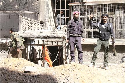 مسلحان سوريان في ضواحي دمشق أمس الأول (رويترز) 