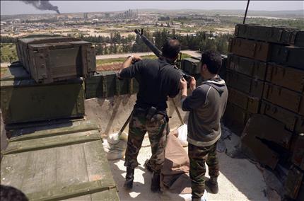 جنديان سوريان في حي الشيخ سعيد في حلب امس الاول (رويترز) 