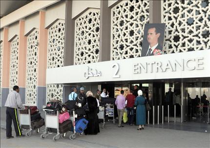 صورة وزعتها وكالة الانباء السورية (سانا) امس لمسافرين على مدخل مطار دمشق (ا ف ب) 