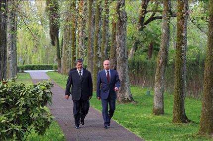 بوتين ومرسي بعد انتهاء المحادثات في منتجع سوتشي على البحر الأسود، في روسيا، أمس (أ ب) 