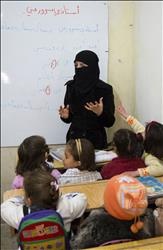 اطفال يتعلمون في مدرسة في حلب امس (ا ف ب) 