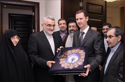 الاسد يتسلم هدية من بروجردي والوفد البرلماني الايراني المرافق في دمشق امس (موقع الرئاسة السورية على "فايسبوك") 
