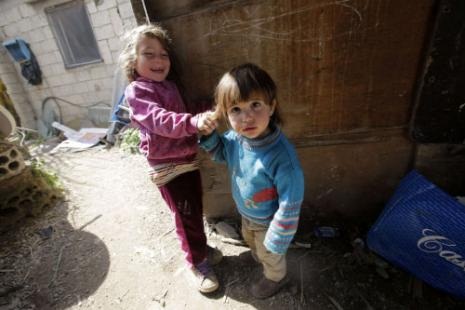 طفلان سوريان لاجئان في شمال لبنان (جوزف عيد - أ ف ب)