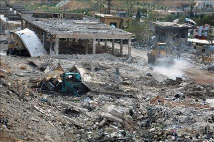 صورة وزعتها وكالة «سانا» الاحد الماضي لموقع الغارة الاسرائيلية قرب دمشق ٠(ا ب) 