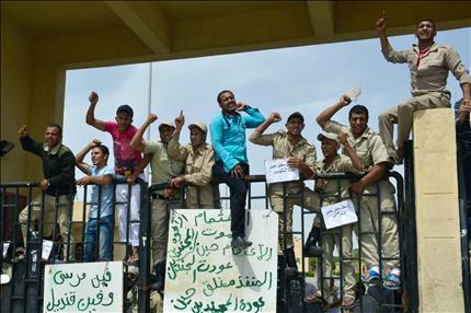 افراد من الشرطة المصرية يعتصمون امام معبر رفح احتجاجاً على خطف الجنود السبعة (أ ف ب) 