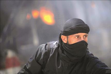 مسلح من «جبهة النصرة» في مدينة الرقة السورية في 12 أيّار الماضي (رويترز) 