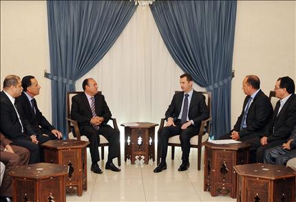 الرئيس السوري بشار الاسد خلال لقائه وفدا تونسيا في دمشق امس (ا ب) 