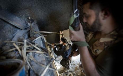 عمل الجيش السوري على عزل المسلحين في قطاعات أصغر لتسهيل ضربهم (أ ف ب)