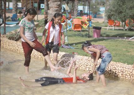 فتيات فلسطينيات يشاركن في مخيم صيفي في حديقة عامة في مدينة غزة أمس (أ ف ب) 