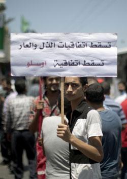 لم تستنكر «حماس» اللقاءات التطبيعية ولم تمنع حصولها في غزة (محمود الهمص ــ أ ف ب) 