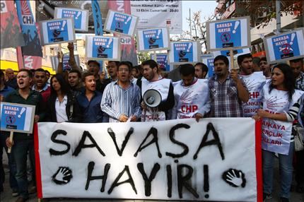أتراك يحملون لافتة كتب عليها «لا للحرب» خلال تظاهرة في أنقرة أمس (أ ف ب) 