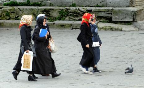 وعاد الحجاب الى المؤسسات الرسمية بعد 90 سنة من المنع (مصطفى عزير ــ ا ف ب) 