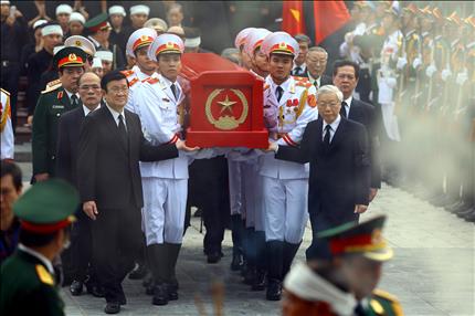 الرئيس الفيتنامي تروونغ تان سانغ (يسار) ومسؤولون آخرون يشاركون في تشييع جياب أمس (ا ب ا) 