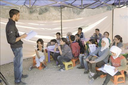 تلامذة نازحون داخل خيمة التعليم (سامر الحسيني) 