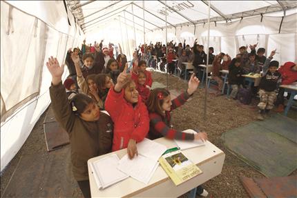 اطفال سوريون لاجئون في مدرسة قرب اربيل امس الاول (رويترز) 