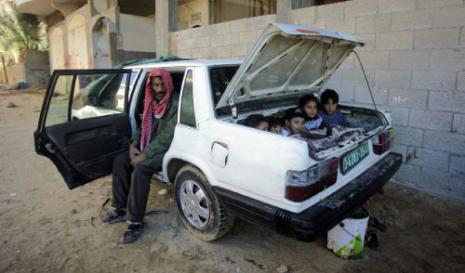 حوّل خميس قاعود سيارته القديمة إلى مأوى لعائلته بعد غرق منزله (بلال خالد ـ الأناضول) 