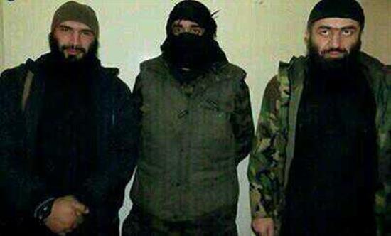 ابو محمد الأميركي (إلى اليسار) وسيف الله الشيشاني والملثم أبو ماريا القحطاني