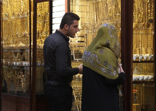 عراقيان يقفان أمام محل لبيع المجوهرات في أربيل في 16 آذار الحالي (رويترز)
