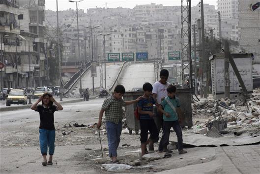 اطفال في حي جسر الحاج في حلب امس (رويترز)