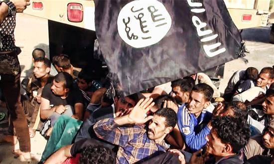 صورة نشرها موقع «ولاية صلاح الدين» السبت الماضي لعلم «داعش» فوق رؤوس اسرى عراقيين في المحافظة قبيل تصفيتهم (ا ف ب)