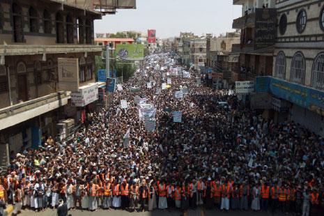 تزامنت التظاهرات في صنعاء مع تحليق طائرات الهيلوكوبتر في سماء العاصمة وانتشار أمني كثيف (محمد هويص ـ أ ف ب) 