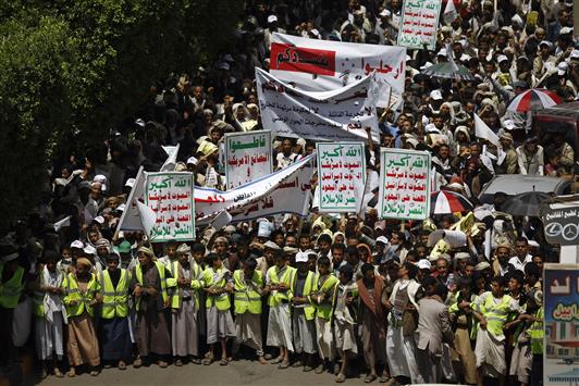 مؤيدون لجماعة الحوثيين يتظاهرون في صنعاء مطالبين بإسقاط الحكومة (أ ب)