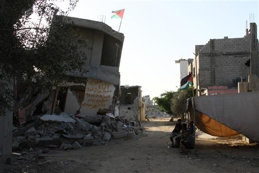 العلم الفلسطيني مرتفعا فوق منزل آل المبيض الذي دمره الاحتلال في قطاع غزة («السفير»)