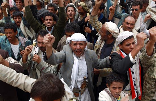 متظاهرون من جماعة الحوثيين خلال تجمع حاشد في الضاحية الشمالية للعاصمة اليمنية صنعاء أمس (أ ف ب)