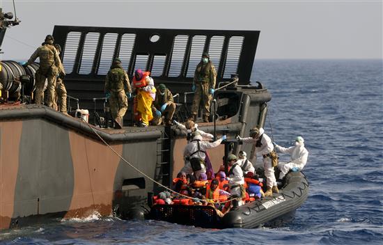 صورة وزعتها وزارة الدفاع البريطانية اليوم تظهر عملية انقاذ لمهاجرين قبالة ساحل إيطاليا (أ ف ب)