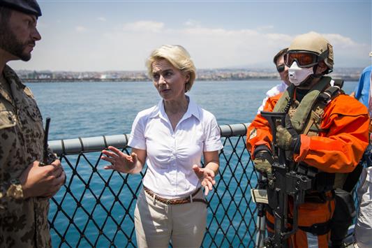 وزيرة الدفاع الألمانية اورسولا فون در ليين، خلال زيارتها وحدات لانقاذ المهاجرين قرب ايطاليا اليوم (أ ف ب)