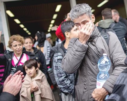 لاجئون سوريون لدى وصولهم الى محطة دورتموند في المانيا، امس (ا ف ب)