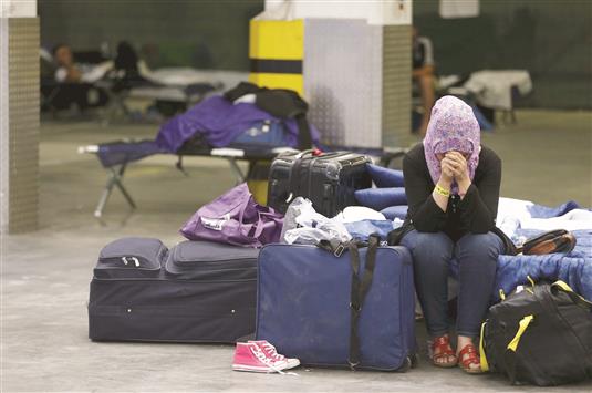 فتاة سورية تبكي في احد مراكز تسجيل اللاجئين قرب مدينة فرانكفورت الالمانية امس (رويترز)