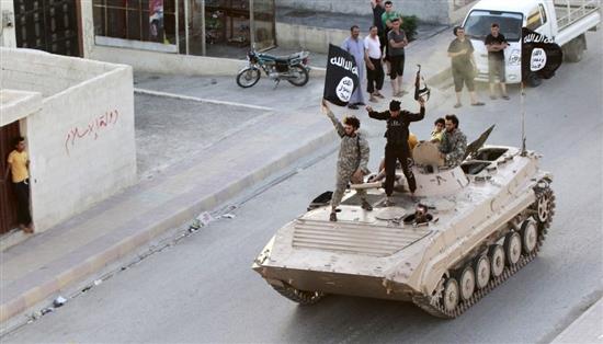 عرض عسكري لعناصر من داعش على طول شوارع محافظة الرقة